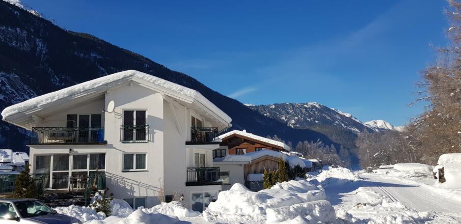 Hausansicht nebem Langlaufloipe