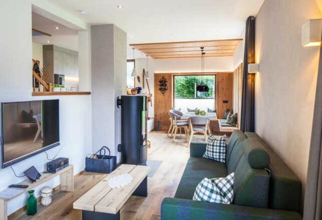 Wohnzimmer mit Kaminofen und Blick zum Esszimmer