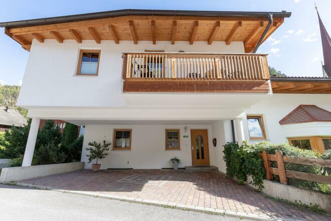 Überdachter Eingangsbereich mit Parkplatz