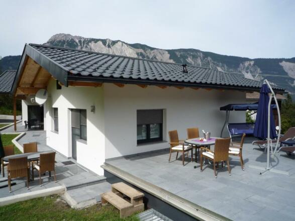 Hausansicht Sommer mit Terrasse