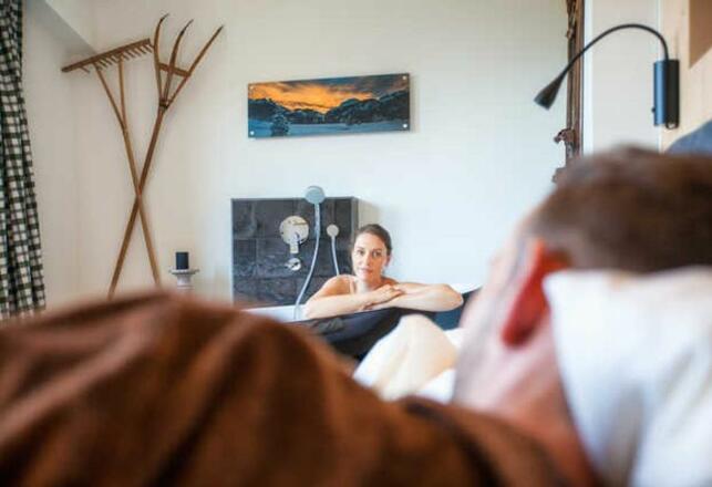 freistehnde Badewanne im Schlafzimmer