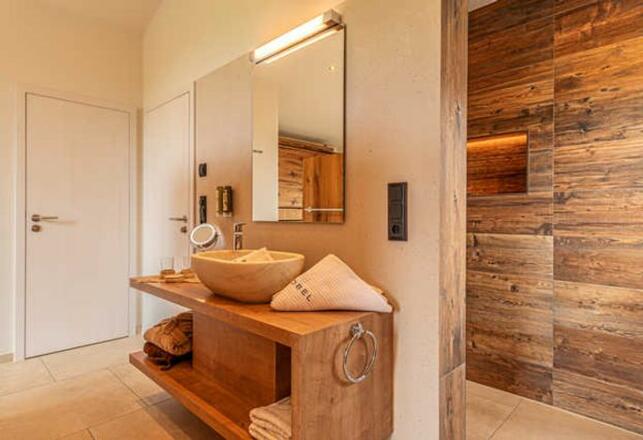 Badezimmer mit Regendusche