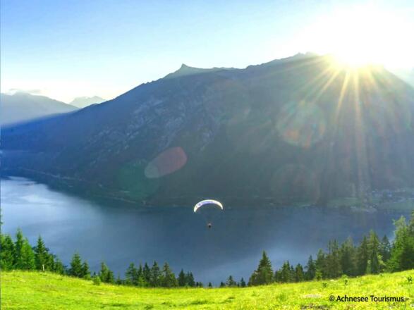 Paragliding - über dem schönen Bergsee Achensee in Tirol