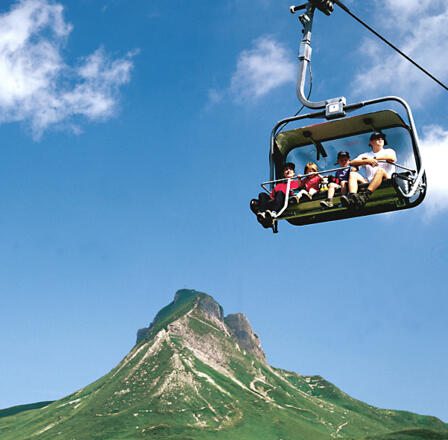 4er-Sesselbahn Uga mit Damülser Mittagsspitze im Hintergrund