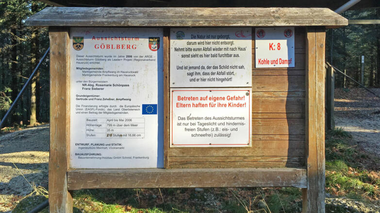 Hinweisschilder zum Aussichtsturm am Göblberg