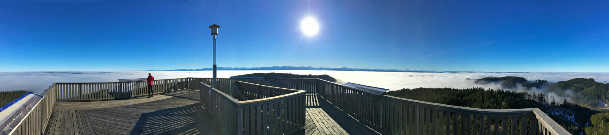 Aussichtsplattform der Göblbergwarte mit einem beeindruckenden Rundumblick