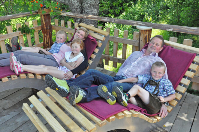 Familie im Kräutergarten