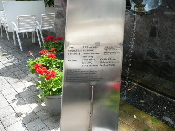 Die Widmung am Gipfelmonument.