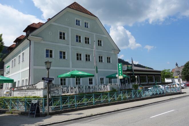 Hotel mit Donauterrasse