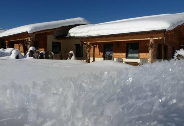 Schneekristalle im Almdorf Tirol