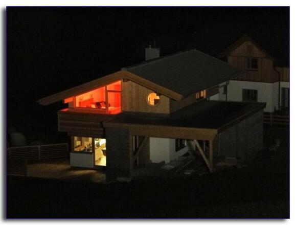 Chalet bei Nacht
