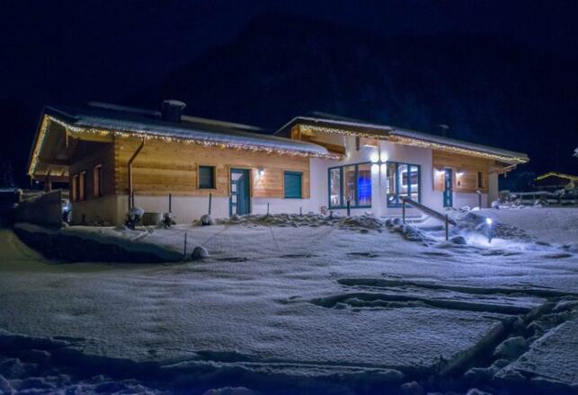 Almdorf Tirol bei Nacht