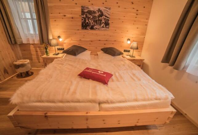 Zirbenschlafzimmer in Felixe´s Lodge