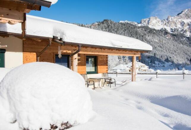 Wintersonne genießen auf der Terrasse im Almdorf Tirol