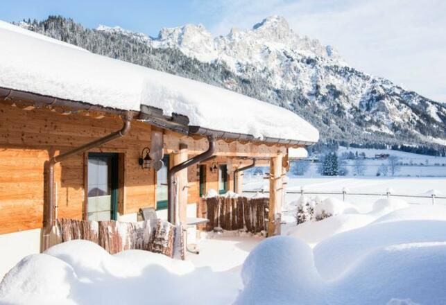 Wintersonne genießen auf der Terrasse im Almdorf Tirol