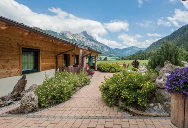 Wege und Garten zu den Chalets im Almdorf Tirol