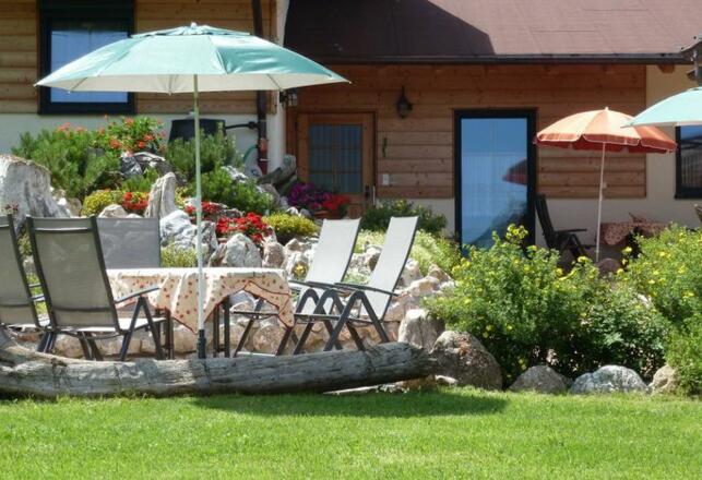 Große Terrasse im Almdorf Tirol Chalets 13