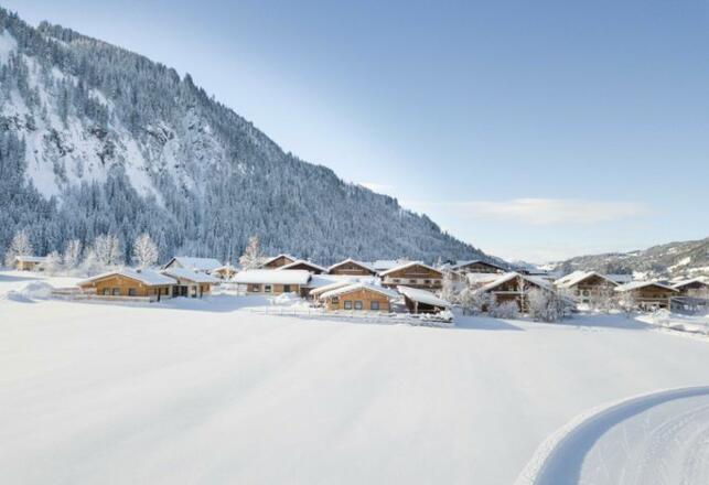 Almdorf Tirol mit Loipe