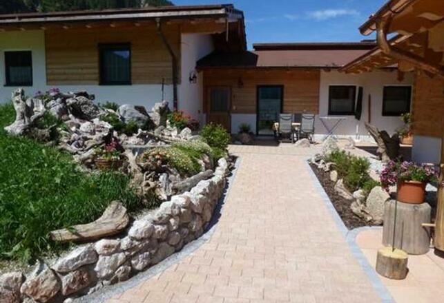 Garten mit Bachlauf im Almdorf Tirol