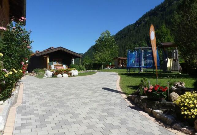 Zufahrt zum Landhaus Maurer im Almdorf Tirol