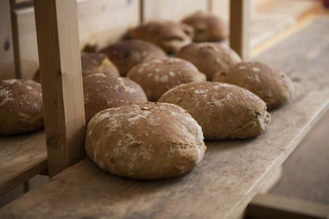 Das fertige frische Brot für das Frühstück