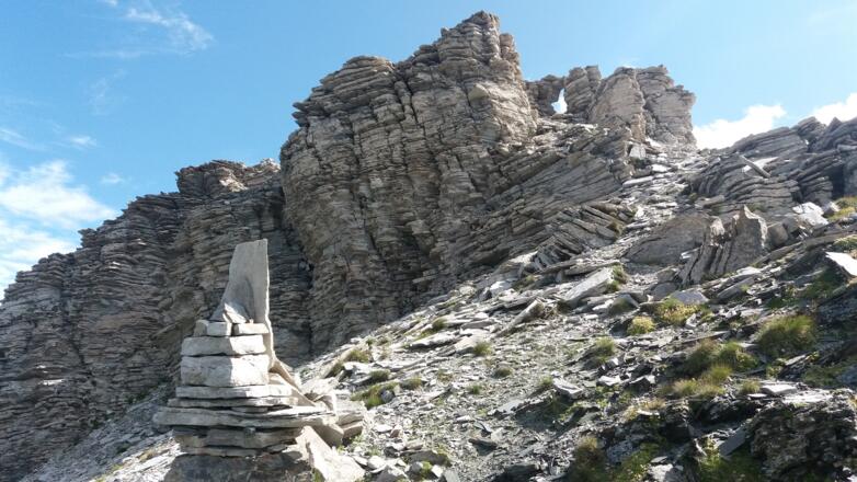 Vorgipfel Chlei Tschingel mit Steinmann und Felsenfenster.