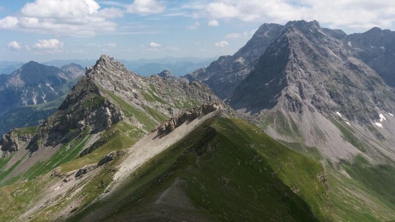Gratweg und unten Pfad zum Hochjoch, Hornspitz, Salaruelkopf, Panüelerkopf.