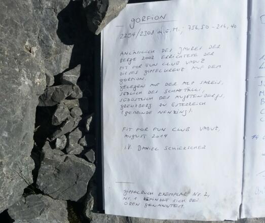 Historie auf der ersten Seite des Gipfelbuches.