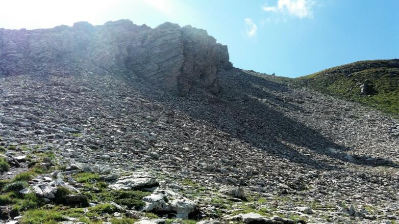 Vorgipfel Chlei Tschingel mit großem Steinmann.