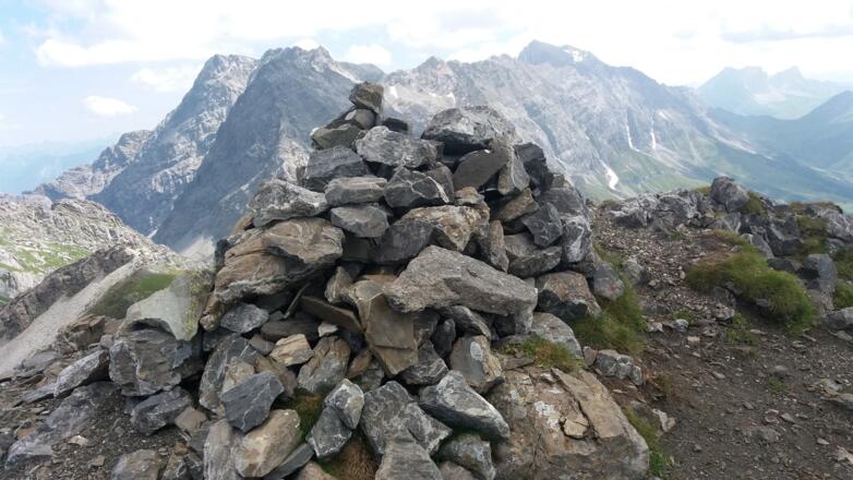 Steinmann auf dem Tschingelgipfel mit verstecktem Gipfelbuch.