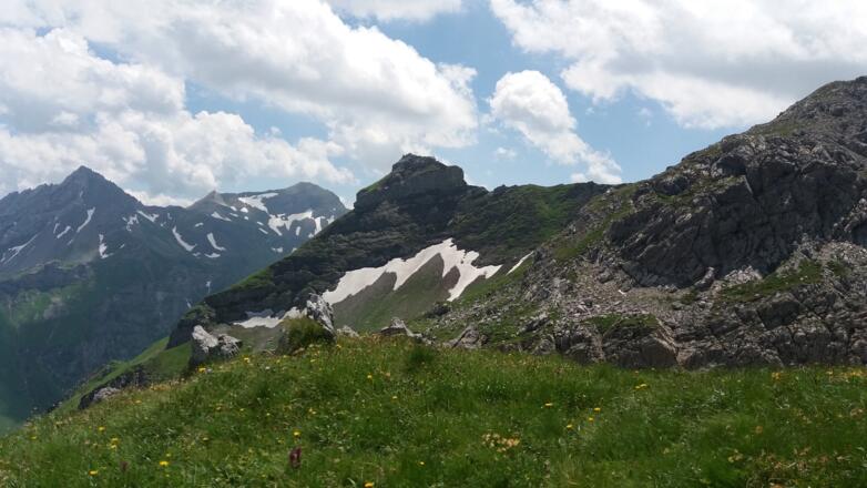 Deutlich ist der kronenartige Felsaufbau zu erkennen.