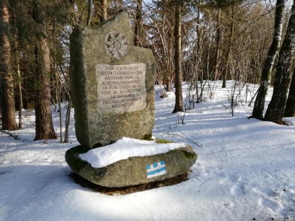 Nordwaldkammweg-Denkmal im Winter