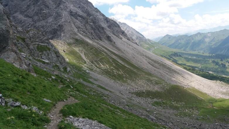 Blick auf die 20 Spitzkehren am Chlei Furgga.