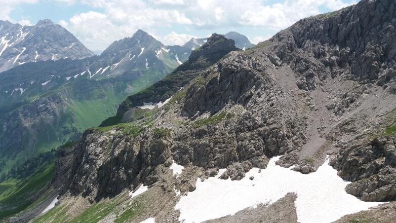 Vom Fürstin-Gina-Weg nach Süden zum Gorfion gesehen.