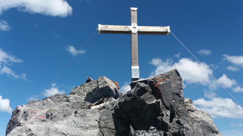 Gipfelkreuz des Gorfions, 2308 m, mit Gipfelbuchkasten.