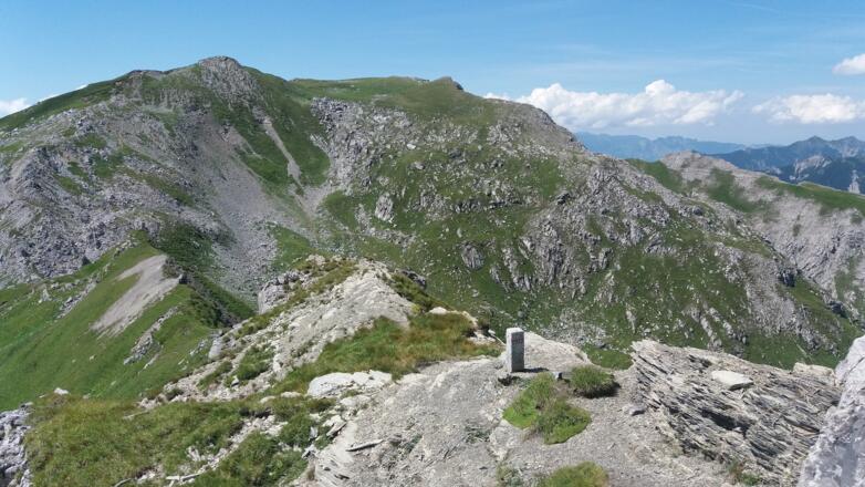 Blick zurück auf den Grenzstein, Augstenberg und Mattelti.