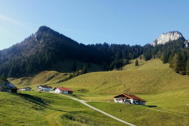 Daffneralmen im Hintergrund Wasserwand und Spitzstein
