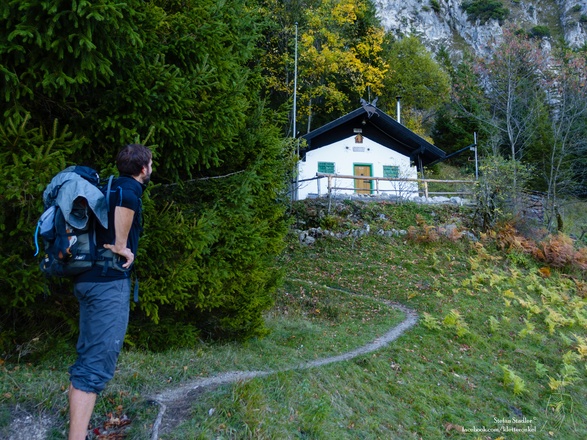 ein kleiner Steig führt zur schön gelegenen Bichler-Hütte
