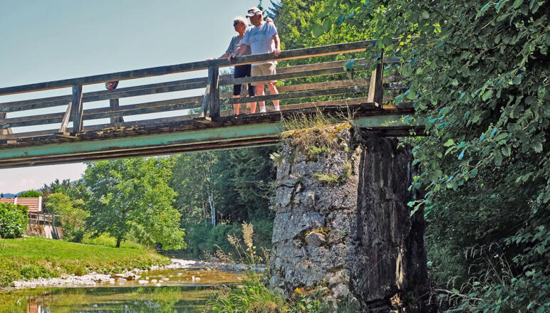 Bründlsteg über den Kieferbach - Station 11 Kieferer Energiewanderweg