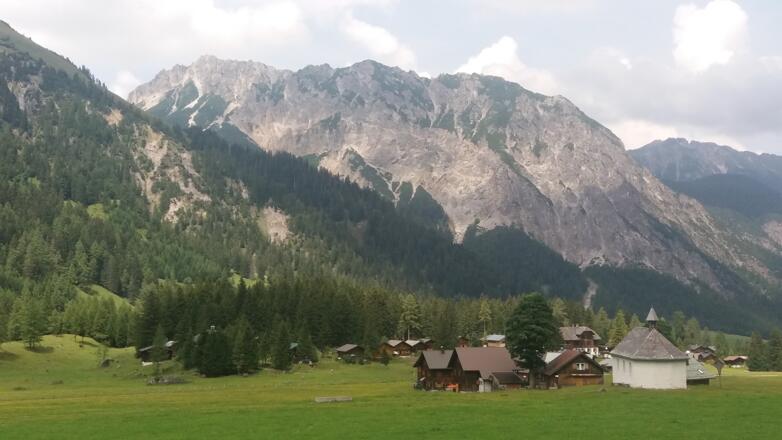 An Rochuskapelle vorbei zum Sareiserjoch hinauf.