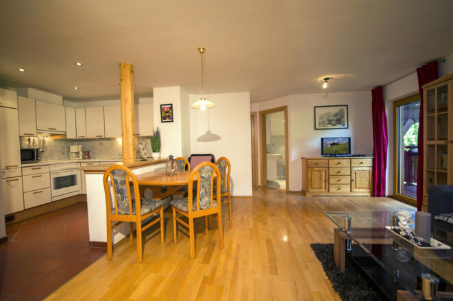 Gemütliches Wohnzimmer mit Küche