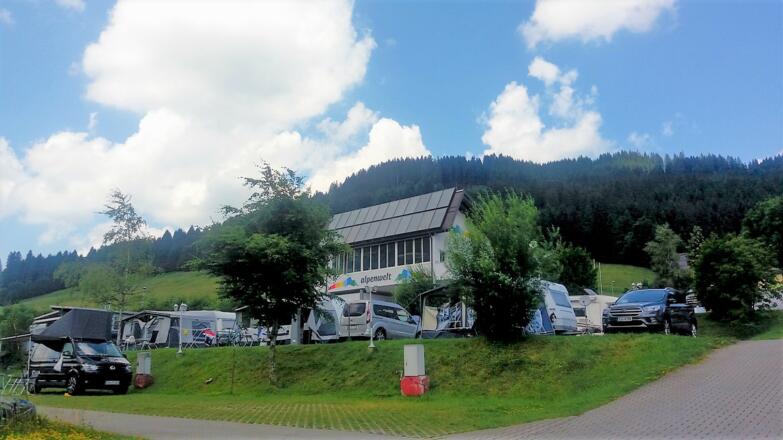 Campinggebäude im Neuen Look