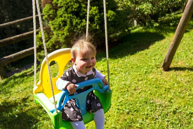 Baby am Schaukeln