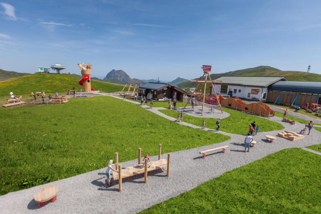 Spielplatz direkt vor dem Restaurant