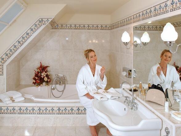 Badezimmer Himmelbettsuite