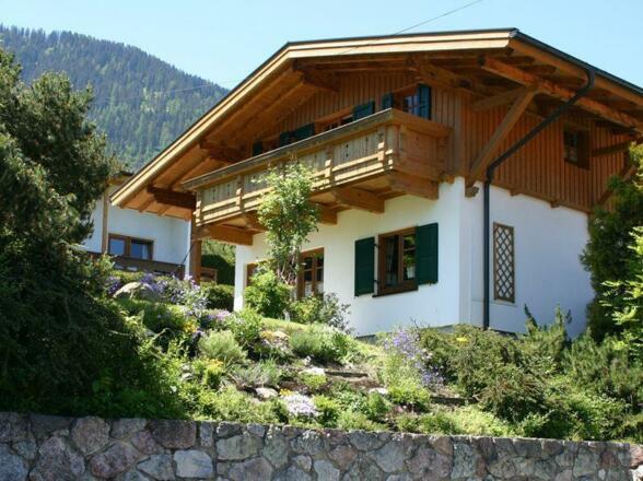 Hausansicht mit Garten