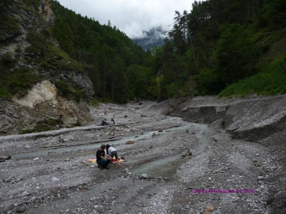 Becken der Geschiebesperre flussaufwärts bei Niedrigwasser
