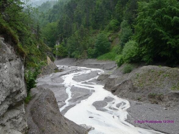 Becken der Geschiebesperre flussaufwärts nach Regen