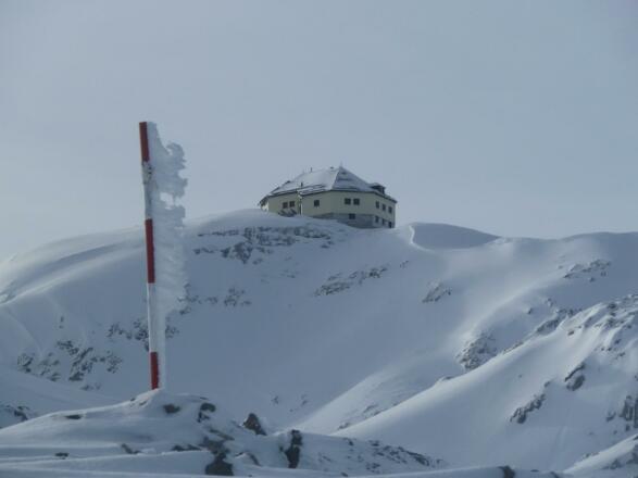Matrashaus im Winter; der Anraum wächst entgegen die Windrichtung