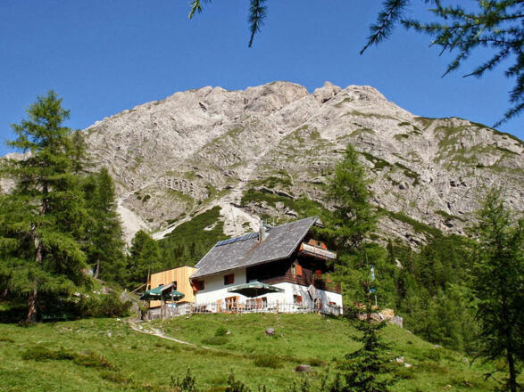 ÖTK-Schutzhaus auf der Kerschbaumer Alm, umgeben von den Lienzer Dolomiten